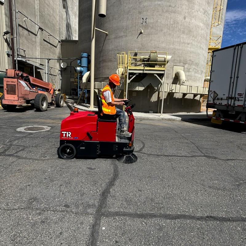 FactoryCat TR v2.0 Ride-On Floor Sweeper (46 in cleaning path) - Image 6